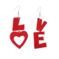 Rote Acryl Liebesbrief Ohrringe Detailansicht, süßes Herz Design für Damen und Party. - Rote Lange LOVE Buchstaben Herz Ohrringe