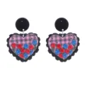 Vue détaillée de boucles d'oreilles cœur en acrylique avec motif floral et à carreaux roses. - Disque Noir Damier Rose Rose Rouge Pendentif Cœur (Style 1)