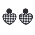 Vue détaillée de boucles d'oreilles en acrylique cœur à carreaux noirs et blancs, bijoux chics. - Anneau Noir Damier Blanc Cœur Imprimé (Style 2)