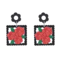 Gros plan détaillé de boucles d'oreilles en acrylique avec motif de roses rouges et clou fleur. - Fleur Noire Rose Rouge Imprimé Pendentif Carré (Style 7)