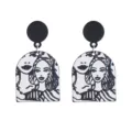 Boucles d'oreilles pendantes en acrylique portrait noir et blanc avec design artistique. - Portrait N&B Imprimé Boucles d'Oreilles Arche (Style 8)