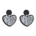 Gros plan détail de boucles d'oreilles cœur en acrylique zébré noir et blanc, style. - Rond Noir Motif Zèbre Cœur (Style 4)
