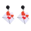 Detailaufnahme kreativer Valentinstag Acryl Umschlag Herz Ohrringe mit rotem Glitzer Design. - Stil 4 (Umschlag Herz)