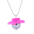 Detailaufnahme der Diskokugel-Halskette mit rosa Cowboyhut-Anhänger an Silberperlenkette. - Halskette / Rosa
