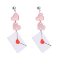 Nahaufnahme der Acryl-Briefumschlag- und rosa Herz-Ohrringe mit einem süßen Valentin-Design. - Stil 5 (Mehrschichtiges Herz Umschlag)