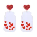 Nahaufnahme der roten Glitzer Herz Acryl Glas Ohrringe, schönes Valentinstag Schmuck Detail. - Transparent Roter Herz Glas Stil (19号)