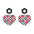 Vue rapprochée de boucles d'oreilles cœur à carreaux et roses rouges avec tiges fleurs. - Fleur Noire Damier Rose Rouge Cœur (Style 11)