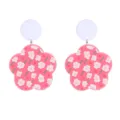Gros plan détaillé de boucles d'oreilles en acrylique à motif floral rose et clou blanc. - Clou Blanc Fleur Rose Imprimé Pendentif (Style 14)