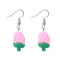 Nahaufnahme niedlicher Erdbeer-Ohrringe, rosa Harz-Frucht-Design mit silbernen Ohrhaken. - Kleiner Erdbeere Ohrhaken