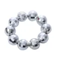 Detaillierte Nahaufnahme von silbernen Diskokugel-Perlen-Schmuck mit glänzendem Design. - Silber Armband (Glänzend)