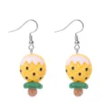 Nahaufnahme von süßen Cartoon-Frucht-Eis-Ohrringen mit Silberhaken. Schöner Modeschmuck. - Ananas Ohrhaken