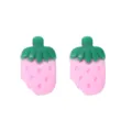 Nahaufnahme der süßen rosa Erdbeer Harzohrringe mit charmantem verspielten Biss Design. - Kleiner Erdbeere Ohrstecker