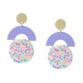 Geometrische mehrfarbige Terrazzo Ohrringe mit Goldstecker und lila Bogen eleganter Schmuck. - Größe 12