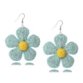 Pendientes de flores de paja tejida a mano, boho vacaciones colgantes azul amarillo. - Verde claro