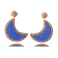 Detalle de pendientes de media luna de paja trenzada, elegantes joyas de playa chic. - Azul Real