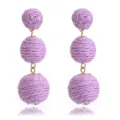 Handgemaakte geweven raffia rattan bal lange oorhangers detailweergave, strandstijl. - Paars