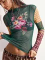 Gros plan sur l'imprimé floral en tulle transparent, texture et détails des manches longues. - S / Hauts / Vert Foncé