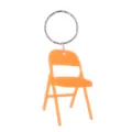 Detailansicht des orangen Mini-Klappstuhl-Schlüsselanhängers, kreativer Taschen- und Autoanhänger. - Orange