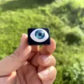 Acryl Harz quadratischer Ring mit blauem 3D Augapfel Design, einzigartiger Punk Schmuck. - Größe 7 / Festes Schwarz Blaues Auge