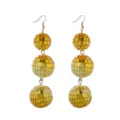 Primo piano dettagliato di orecchini pendenti con sfere disco dorate a tripla struttura. - Catena Tripla Sfera Oro (Stile 3)
