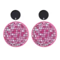 Nahaufnahme von pinken Glitzer Diskokugel Acryl Ohrringen, ideal für 70er 80er Party. - Rosa Glitzer