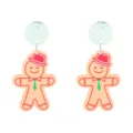 Gros plan de boucles d'oreilles en acrylique bonhomme de pain d'épices de Noël mignon. - Style Bonhomme de Pain d'Épices avec Clou Vert (11)