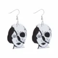 Punk Totenkopf Gesicht Acryl Ohrringe Gothic Horror Lustiger Schmuck für Damen und Mädchen - Schwarz Weiß Comic Gesicht Halber Totenkopf Patchwork