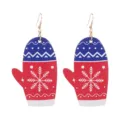 Nahaufnahme von hölzernen Weihnachts-Handschuh-Ohrringen mit roten blauen Schneeflocken. - Stil 10 (Weihnachtsfäustling)