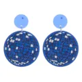 Blaue Diskokugel Acryl Ohrringe Detailansicht, Retro 70er Jahre Party Schmuck Nahaufnahme. - Glitzer Königsblau