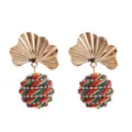 Gros plan détaillé des boucles d'oreilles feuille de ginkgo et boule tissée strass. - Coloré