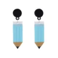 Nahaufnahme Detail von blauen Stift Form weichen Ton Ohrringen mit schwarzen Ohrsteckern. - Stil B Blauer Ohrstecker