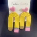 Süße Ton Bleistift Ohrringe mit rosa Herzsteckern, kreativer Modeschmuck für Schüler. - Herz-Stil