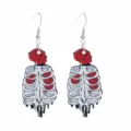Detailansicht der gotischen Rippenkorb und roten Rosen Ohrringe, cooler Punk Schmuck Nahaufnahme. - Totenkopf Rippen Rote Rose
