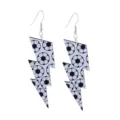 Boucles d'oreilles en acrylique motif ballon de football forme éclair, détail gros plan - Style Football (Crochet N° 3)