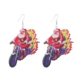 Nahaufnahme der hölzernen Weihnachtsmann Motorrad Ohrringe Detailansicht und Metallhaken. - Weihnachtsmann auf Motorrad (E2023-62) / Nr. 1