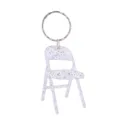 Nahaufnahme eines silbernen Glitzer-Mini-Klappstuhl-Schlüsselanhängers, Metallring. - Glitzer Silber