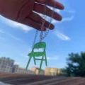Collier pendentif chaise pliante à paillettes en acrylique, bijoux originaux et uniques. - Vert Brillant Collier
