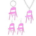 Detailansicht des neuartigen rosafarbenen Acryl-Klappstuhl-Schmucksets mit Ohrringen und Kette. - Halskette Ohrringe Schlüsselanhänger Kombi / Spiegel Lila