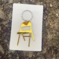 Mini goldener Klappstuhl Schlüsselanhänger Metall Ring stilvoller Auto Deko Trend Accessoire - Spiegelgold