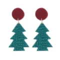 Nahaufnahme von Weihnachtsbaum-Ohrhängern mit roten Ohrringen und grünen Anhängern für Festtage. - Größe 7