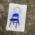 Blauer Miniatur Klappstuhl Schlüsselanhänger, Acryl Auto Schlüsselring Anhänger modisches Accessoire. - Spiegelkönigsblau