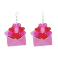 Detailansicht der süßen Holz Herz Umschlag Ohrringe, ideal für den Valentinstag Geschenke. - Rosa Umschlag Herz Stil (3号)
