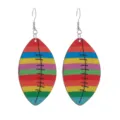 Gros plan des boucles d'oreilles en bois coloré avec forme rayée et crochets métalliques. - Style 2 Couture Rayée