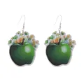 Primo piano di orecchini pendenti in legno mela verde, gioielli moda leggeri chic. - Stile Pianta Mela Verde (E2023-106)