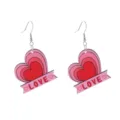 Nahaufnahme der romantischen rosa Herzen Ohrringe mit LOVE Buchstaben Druck im Detail. - Doppel-LOVE Stil (Nr. 7)
