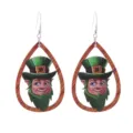 Orecchini a goccia in legno per San Patrizio con stampa di folletto irlandese bellissimo. - Stile Leprechaun a Goccia (E2023-106)