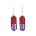 Vista dettaglio orecchini in legno capsula, design medico creativo rosso e viola. - Stile Capsula Rossa e Viola (No 18)