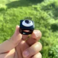 Schwarzer Acryl Ring mit 3D-Augapfel und Wimpern Design, breiter Punk Statement Ring. - Größe 7 / Festes Schwarz Braunes Auge Mit Wimpern