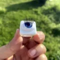 Modischer Acryl-Harz breiter Ring mit kreativem 3D-blauen Augapfel und langen Wimpern für Damen. - Größe 7 / Festes Weiß Blaues Auge Weiße Wimpern