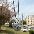Detailansicht des Auto-Hängeornaments, Disco-Diskokugel mit Cowboyhut für den Rückspiegel. - Charm-Anhänger / Kuhmuster